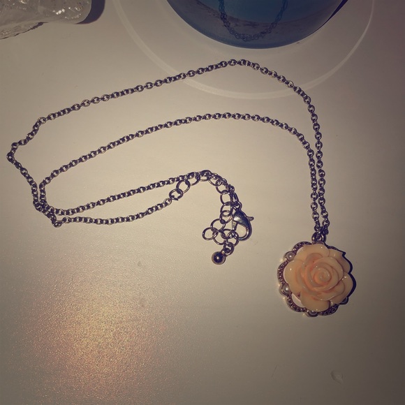 Forever 21 Jewelry - 🔴 Sale!! Flower necklace